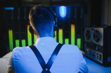 Bir polis memuru telefon konuşmasını bir teybe kaydediyor. gizli ajan.