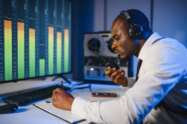 Bir polis memuru telefon konuşmasını bir teybe kaydediyor. gizli ajan.