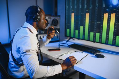 Bir polis memuru telefon konuşmasını bir teybe kaydediyor. gizli ajan.