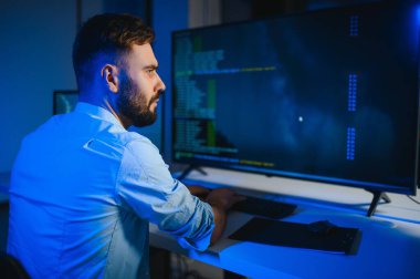 Akıllı yetenekli içe dönük testçinin fotoğrafı yazma işletim verisi güvenliği ofis karanlık odası