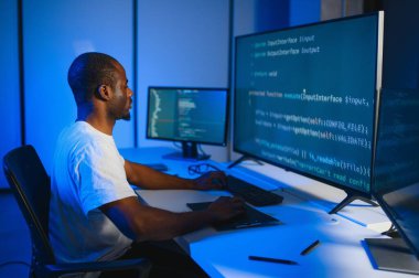 Akıllı yetenekli içe dönük testçinin fotoğrafı yazma işletim verisi güvenliği ofis karanlık odası