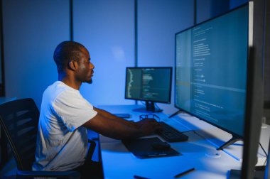 Akıllı yetenekli içe dönük testçinin fotoğrafı yazma işletim verisi güvenliği ofis karanlık odası