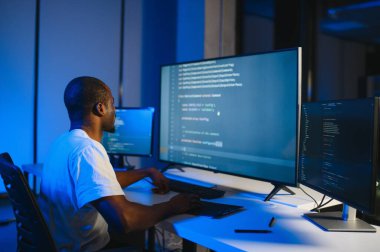 Afrika kökenli Amerikalı erkek programcının portresi..