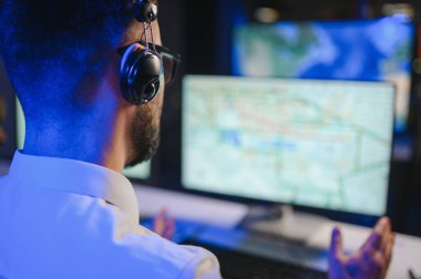 Tamirat merkezi. Seyrüsefer kontrol panosunda otururken mikrofonla çalışan erkeklerin portresi.