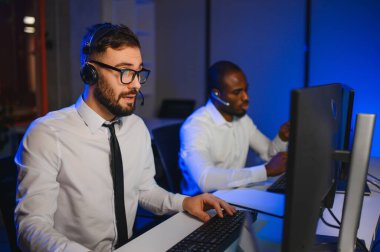 Nakliye için destek merkezleri gönderiliyor. Kargo teslimatının lojistik ve navigasyonu.