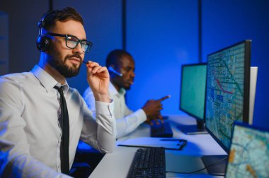 Nakliye için destek merkezleri gönderiliyor. Kargo teslimatının lojistik ve navigasyonu.