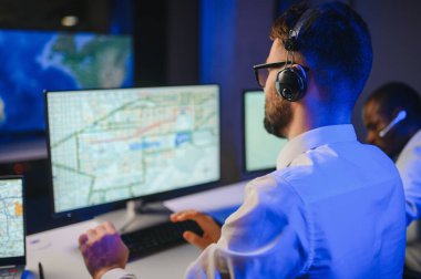 Tamirat merkezi. Seyrüsefer kontrol panosunda otururken mikrofonla çalışan erkeklerin portresi.