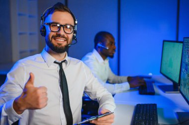 Tamirat merkezi. Seyrüsefer kontrol panosunda otururken mikrofonla çalışan erkeklerin portresi.