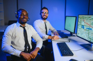 Nakliye için destek merkezleri gönderiliyor. Kargo teslimatının lojistik ve navigasyonu.