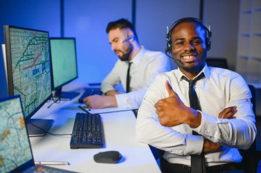 Tamirat merkezi. Hava seyrüsefer kontrol panosunda çalışan genç Afro-Amerikan erkeklerin belini kaldırın.