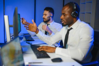 Nakliye için destek merkezleri gönderiliyor. Kargo teslimatının lojistik ve navigasyonu.