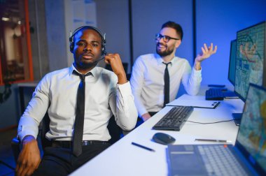 Tamirat merkezi. Hava seyrüsefer kontrol panosunda çalışan genç Afro-Amerikan erkeklerin belini kaldırın.