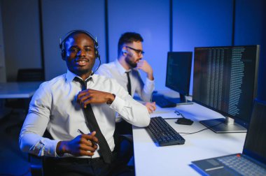 Çağrı merkezinde genç erkek teknik destek memuru.