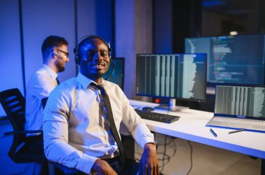 Çeşitli çağrı merkezi operatörleri ofiste bilgisayar danışmanlığı yapan müşteriler kullanıyor.