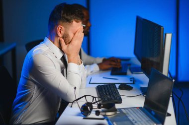 Mutsuz kızgın çağrı merkezi çalışanı iş yükünden hayal kırıklığına uğradı.