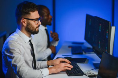 Bilgisayar monitöründe çalışan ve ticaret bürolarında internette gezinen işlemci takımı..