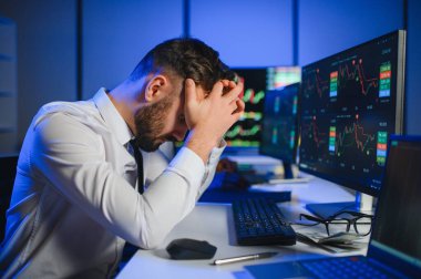 Borsa yatırımında kaybedilen zarara kızan borsa simsarı. Kripto para birimine yatırım yapma riski.