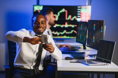 Borsada dolarları elinde tutuyor. Yatırımcı borsada büyük paralar kazandıktan sonra para sayıyor..