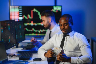 Takım çalışması kavramı. Borsacılardan oluşan bir ekip modern ofiste birçok ekran ekranı ile çalışır..