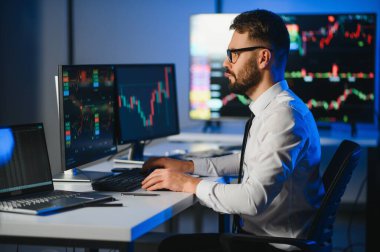 Mali Analizci, Gerçek Zaman Stokları ile Çoklu Monitör Çalışma İstasyonunda Bir Bilgisayar Üzerinde Çalışıyor.