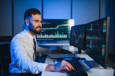 İş adamı kripto komisyoncusu, finans yatırımcısı, tüccar ya da uzman danışman, portre.