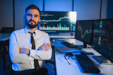 İş adamı kripto komisyoncusu, finans yatırımcısı, tüccar ya da uzman danışman, portre.