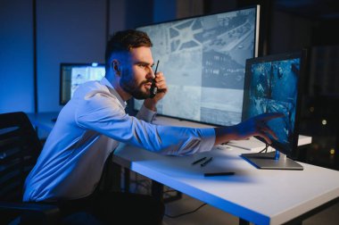 Güvenlik Sistemi CCTV İzleme Odası. Telsiz kullanan adam.