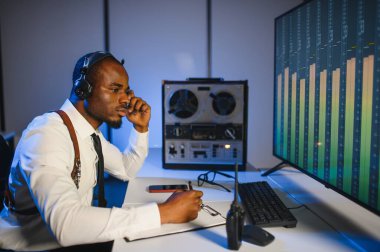 Bir polis memuru telefon konuşmasını bir teybe kaydediyor. gizli ajan.