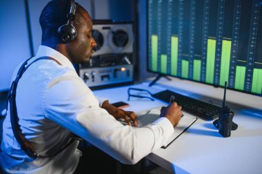 Bir polis memuru telefon konuşmasını bir teybe kaydediyor. gizli ajan.