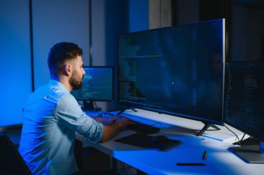 Akıllı yetenekli içe dönük testçinin fotoğrafı yazma işletim verisi güvenliği ofis karanlık odası