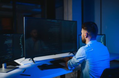 Akıllı yetenekli içe dönük testçinin fotoğrafı yazma işletim verisi güvenliği ofis karanlık odası