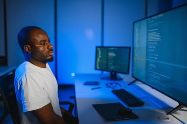 Afrika kökenli Amerikalı erkek programcının portresi..