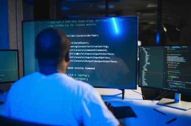 Afrika kökenli Amerikalı erkek programcının portresi..