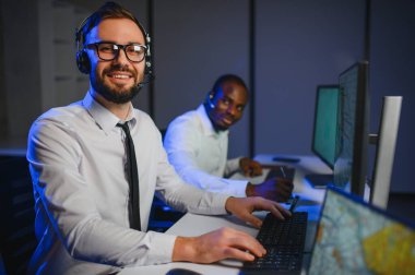 Nakliye için destek merkezleri gönderiliyor. Kargo teslimatının lojistik ve navigasyonu.