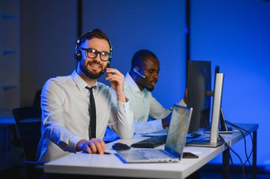 Tamirat merkezi. Seyrüsefer kontrol panosunda otururken mikrofonla çalışan erkeklerin portresi.