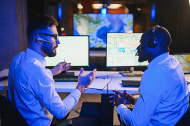 Tamirat merkezi. Hava seyrüsefer kontrol panosunda çalışan genç Afro-Amerikan erkeklerin belini kaldırın.