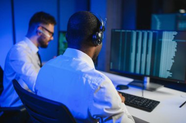 Çeşitli çağrı merkezi operatörleri ofiste bilgisayar danışmanlığı yapan müşteriler kullanıyor.