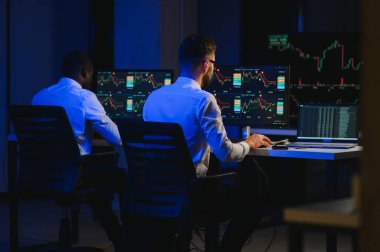 Bilgisayar monitöründe çalışan ve ticaret bürolarında internette gezinen işlemci takımı..