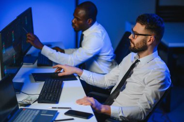 Bilgisayar monitöründe çalışan ve ticaret bürolarında internette gezinen işlemci takımı..