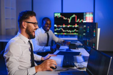 Bilgisayar monitöründe çalışan ve ticaret bürolarında internette gezinen işlemci takımı..