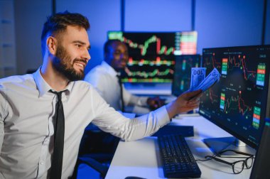 Bilgisayar monitöründe çalışan ve ticaret bürolarında internette gezinen işlemci takımı..