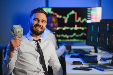 Takım çalışması kavramı. Borsacılardan oluşan bir ekip modern ofiste birçok ekran ekranı ile çalışır..