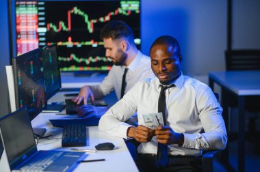 Bilgisayar monitöründe çalışan ve ticaret bürolarında internette gezinen işlemci takımı..