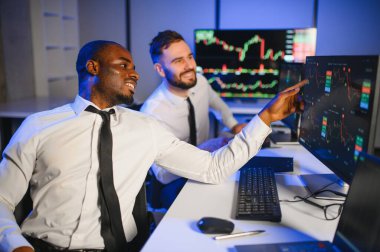 Bilgisayar monitöründe çalışan ve ticaret bürolarında internette gezinen işlemci takımı..