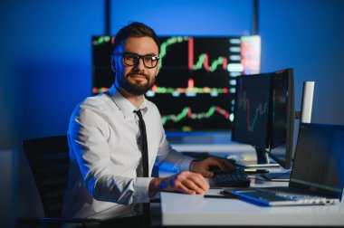 Bilgisayar ekranına bakan kripto tüccar yatırımcısı analizcisi bilgisayar ekranındaki finansal grafik verilerini analiz ediyor, online borsa ticaret yatırımları hakkında düşünüyor omuz manzarası üzerinden küresel riskler.