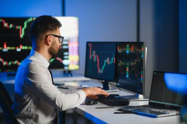 İş adamı kripto komisyoncusu, finans yatırımcısı, tüccar ya da uzman danışman, portre.