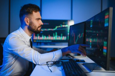 Mali Analizci, Gerçek Zaman Stokları ile Çoklu Monitör Çalışma İstasyonunda Bir Bilgisayar Üzerinde Çalışıyor.