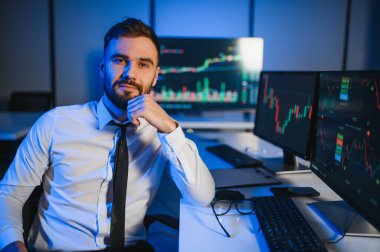 İş adamı kripto komisyoncusu, finans yatırımcısı, tüccar ya da uzman danışman, portre.