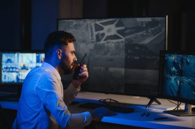 Güvenlik Sistemi CCTV İzleme Odası. Telsiz kullanan adam.