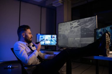 Güvenlik Sistemi CCTV İzleme Odası. Telsiz kullanan adam.